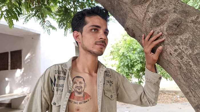 यूपी : मुस्लिम फैन ने सीने पर बनवाया सीएम योगी का टैटू